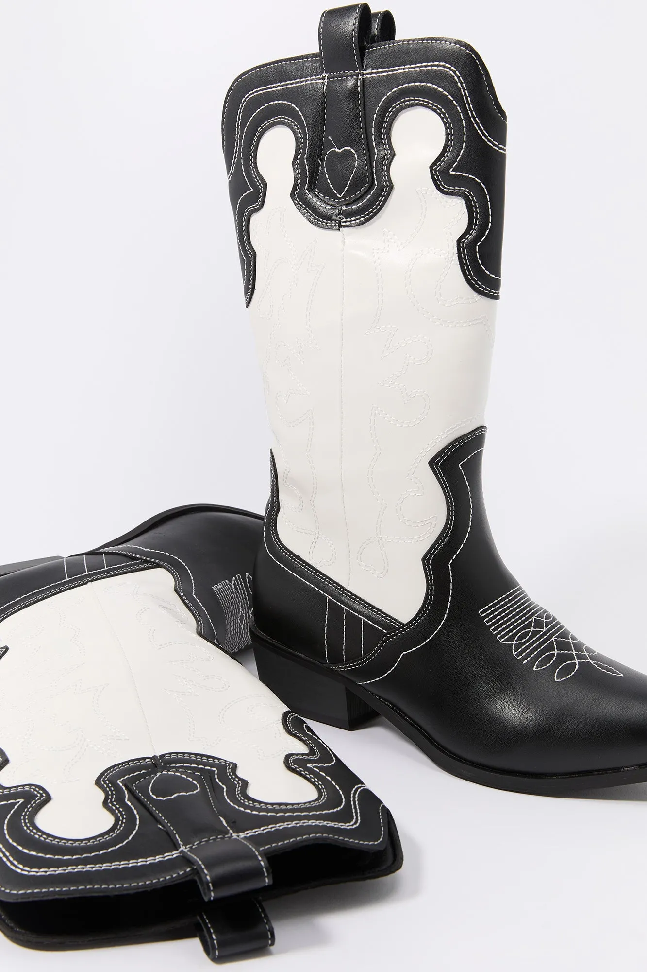 Bottes de cowboy noires et blanches