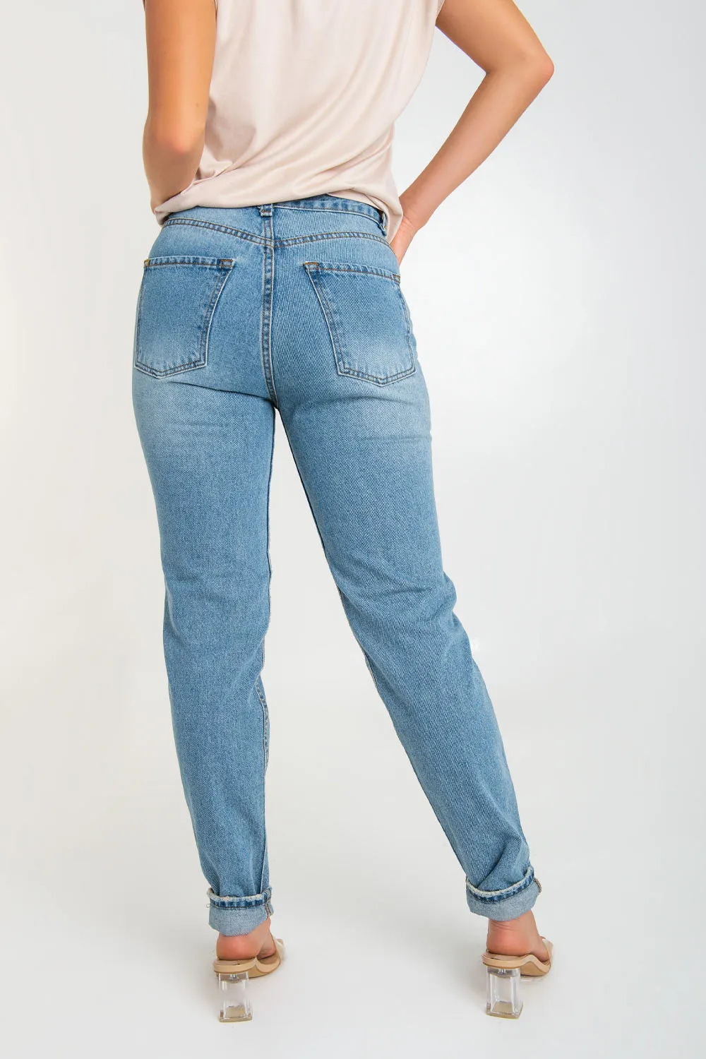 Pantalón cintura alta mom fit de denim